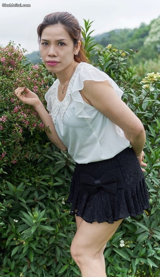 熟女王翠嫂超短裙小树林里诱惑摆拍此处省去一万字[第13张/共19张]