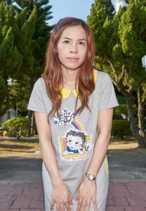 熟妇王翠嫂家居短裙外搭拖鞋休闲风出境