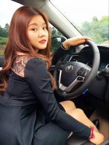 黑裙大长腿甜美嫂嫂当车模，纯天然就是好