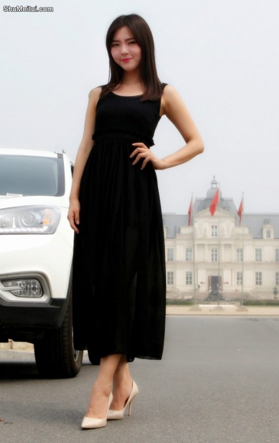 天仙般的美妇好美好美黑色长裙牛仔短裤好性感[第12张/共29张]