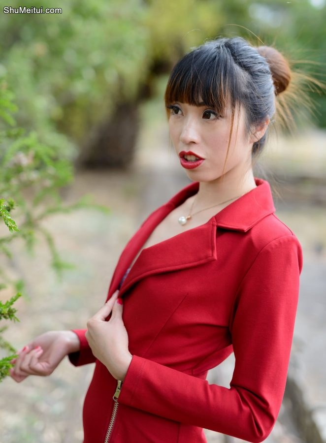 红色连体开叉长裙的芳嫂，身材包裹蛮性感的[第2张/共6张]