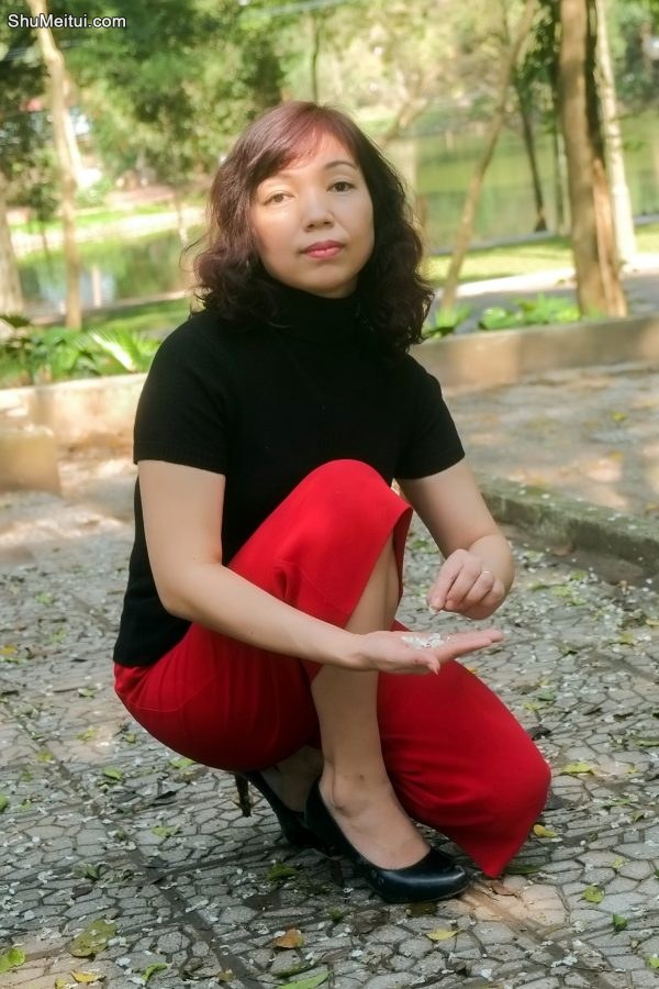 两位不同身材的熟女大姐外出拍照选一个吧[第31张/共33张]