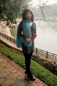 两位成熟美女大姐结伴拍照穿厚丝袜的腿型不错