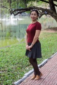 两位不同身材的熟女大姐外出拍照选一个吧