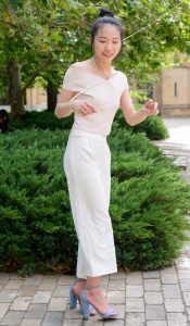 偶然拍到一个拿着气球的美妇，人长的美身材也相当性感