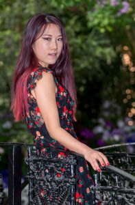 霸气十足大姐大辛迪碎花裙配黑色丝袜，穿起来太有范了