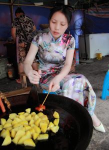 旗袍大长腿的年轻美妇山中烤肉骑大马，生活好安逸呀