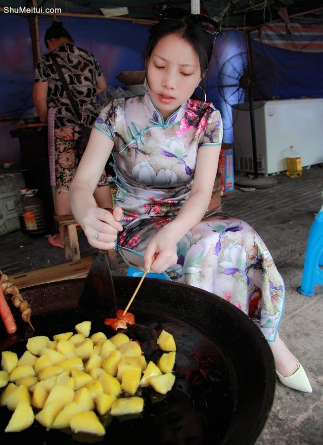 旗袍大长腿的年轻美妇山中烤肉骑大马，生活好安逸呀[第2张/共12张]