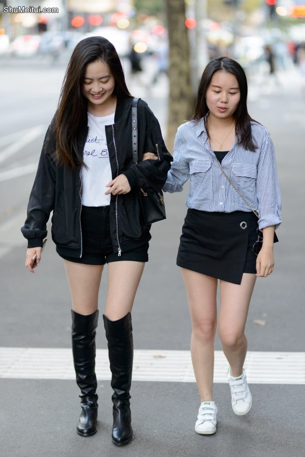 一对闺蜜逛街喽，短裙长腿好惹眼[第5张/共8张]