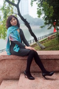 两位成熟美女大姐结伴拍照穿厚丝袜的腿型不错