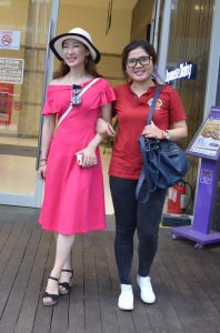 红裙长腿神采奕奕的美妇优优和小胖妞闺蜜