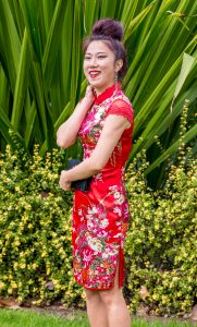 两位性感熟妇旗袍大长腿争锋斗艳，兄弟们喜欢哪个