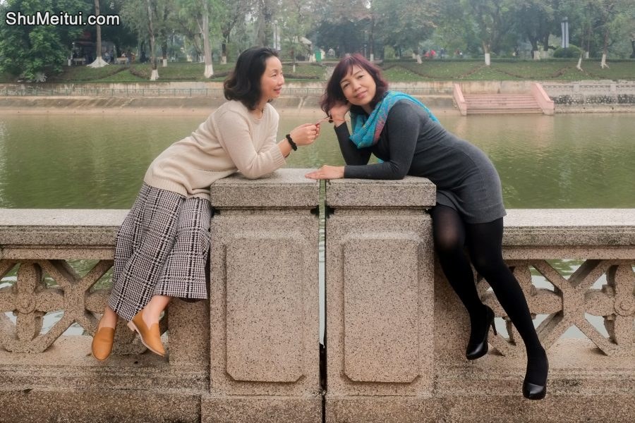 两位成熟美女大姐结伴拍照穿厚丝袜的腿型不错[第20张/共35张]