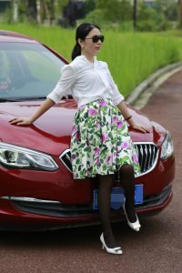 辣妈三七美妇黑丝花裙郊外一日游