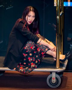 性感熟妇辛迪今天休息身着黑衣长裙逛街买买买