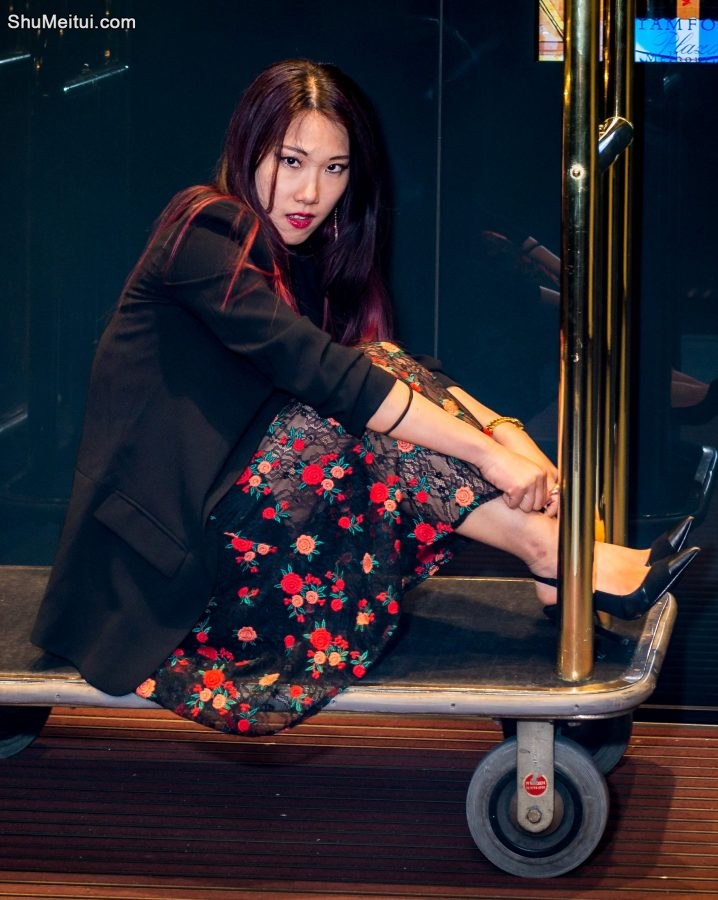 性感熟妇辛迪今天休息身着黑衣长裙逛街买买买[第10张/共11张]