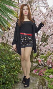 身着黑衣碎花短裙的美妇桃树下诱惑路人，生意很不错哦