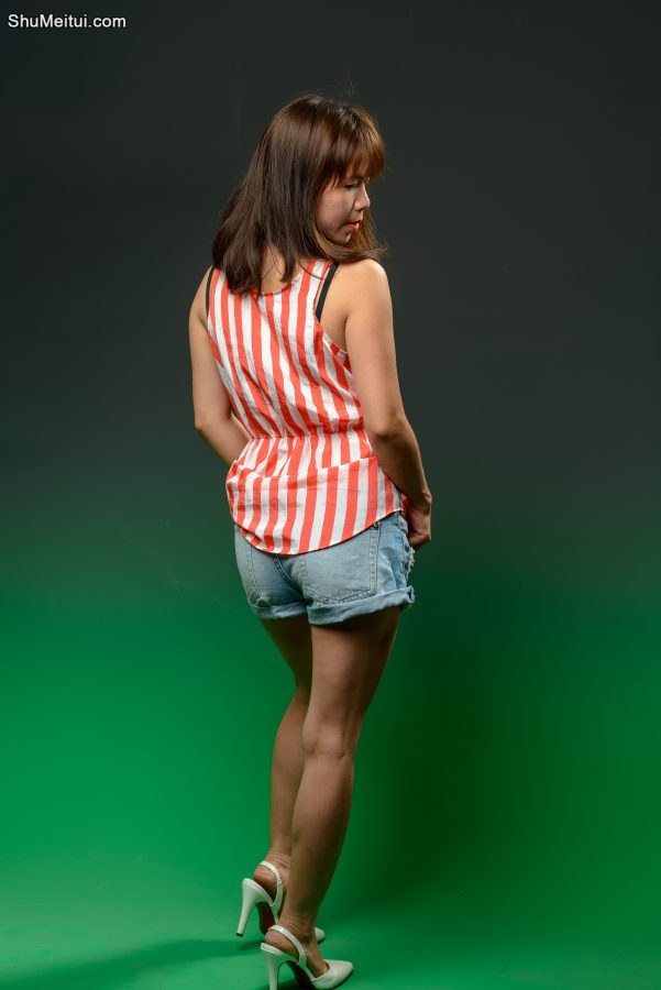 熟妇写真之短裙和短裤加细跟[第7张/共8张]