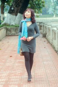 两位成熟美女大姐结伴拍照穿厚丝袜的腿型不错