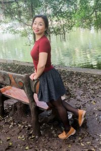 两位不同身材的熟女大姐外出拍照选一个吧