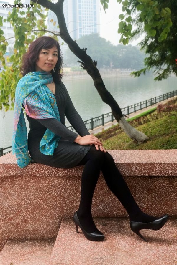 两位成熟美女大姐结伴拍照穿厚丝袜的腿型不错[第4张/共35张]