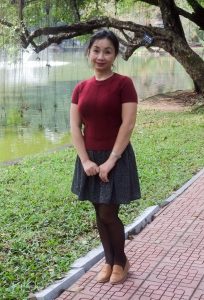 两位不同身材的熟女大姐外出拍照选一个吧