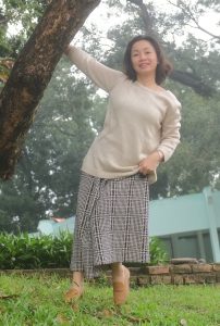 两位成熟美女大姐结伴拍照穿厚丝袜的腿型不错