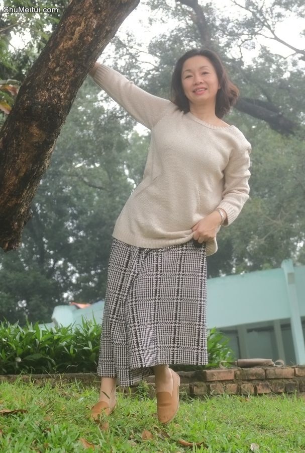 两位成熟美女大姐结伴拍照穿厚丝袜的腿型不错[第27张/共35张]