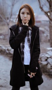 喜欢去山里游玩的有情调美妇香香这腿这身材太美了