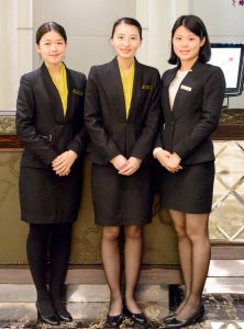 酒店大厅的美女接待员一个个都是黑色丝袜和长腿，身材很婀娜哦