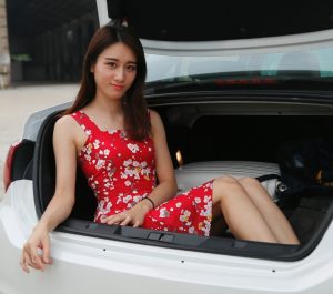 碎花红裙的性感美妇郝嫂，这颜值也太高了呀