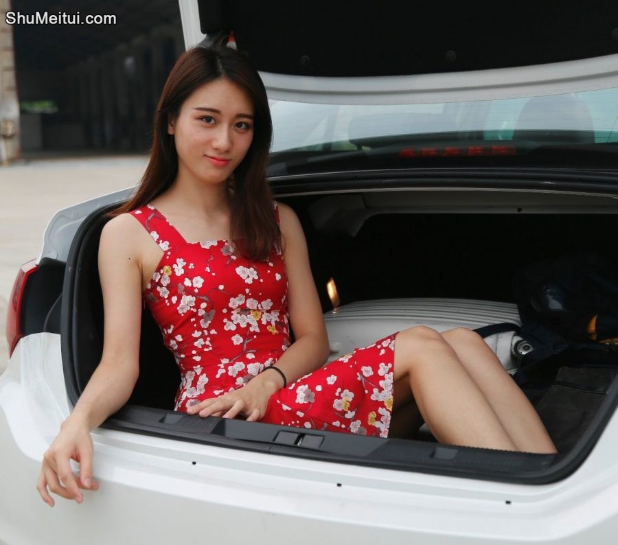 碎花红裙的性感美妇郝嫂，这颜值也太高了呀[第6张/共17张]