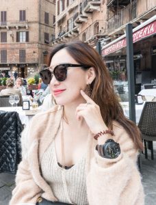 性感熟妇优优的国外旅程，白胸和美腿，老外们都眼直了