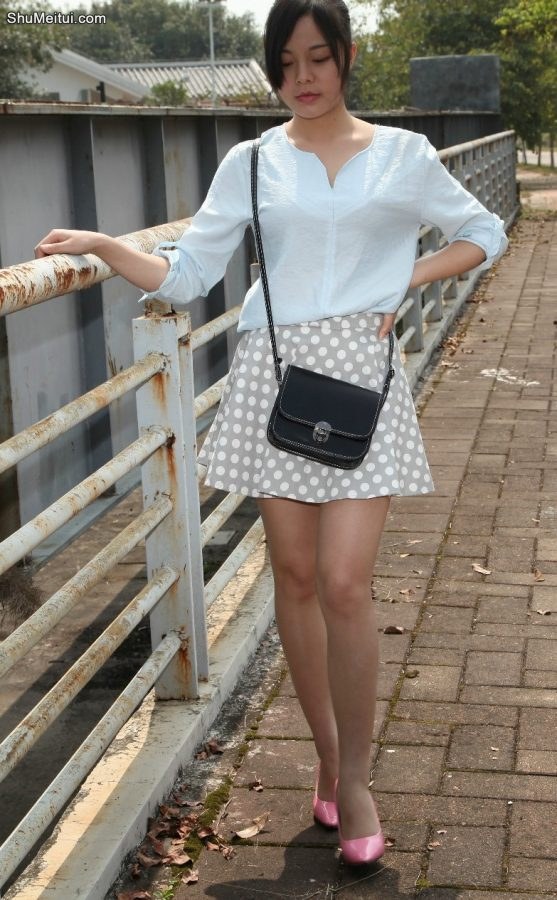 长相清纯甜美，身材凹凸有致的媳妇车模好养眼[第5张/共13张]