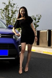 黑裙大长腿的美妇让人忍不住多看几眼，媳妇生气了