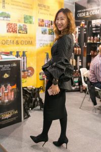 熟女优优陪客户参展，然后她就成了主角了