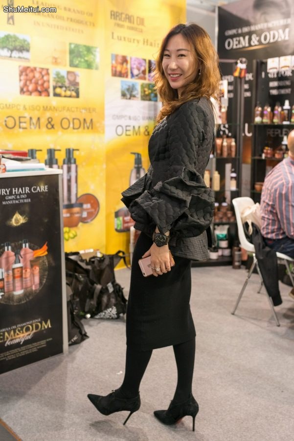 熟女优优陪客户参展，然后她就成了主角了[第1张/共13张]