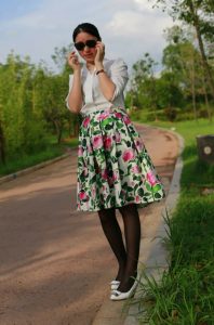 辣妈三七美妇黑丝花裙郊外一日游