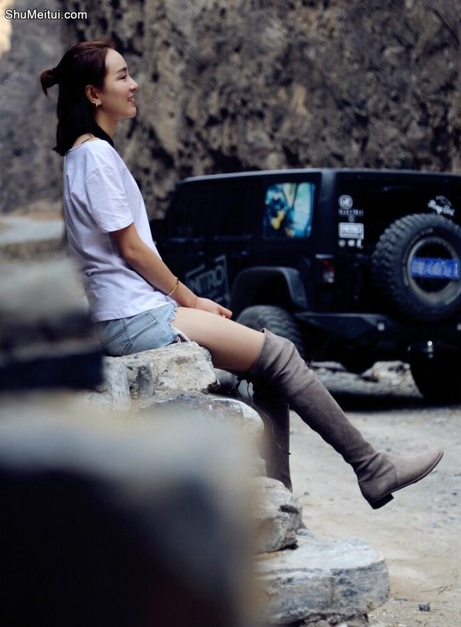 喜欢去山里游玩的有情调美妇香香这腿这身材太美了[第18张/共20张]