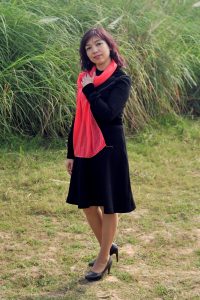 两位穿了丝袜的成熟美女大姐一起外拍之前奏