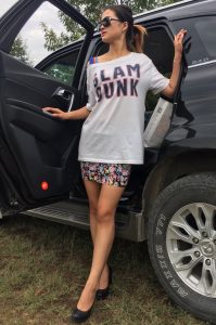 身材苗条的美妇姐姐短裤超短好清凉呀，适合抄底