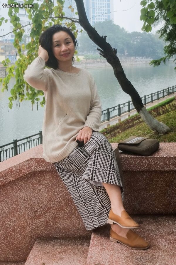 两位成熟美女大姐结伴拍照穿厚丝袜的腿型不错[第6张/共35张]