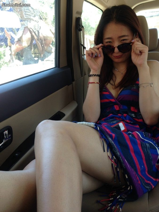 蓝色短裙美妇车里卖个萌，有约的不[第3张/共9张]