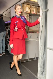 国外甜美熟妇空姐，大红制服好有喜感关键是真漂亮