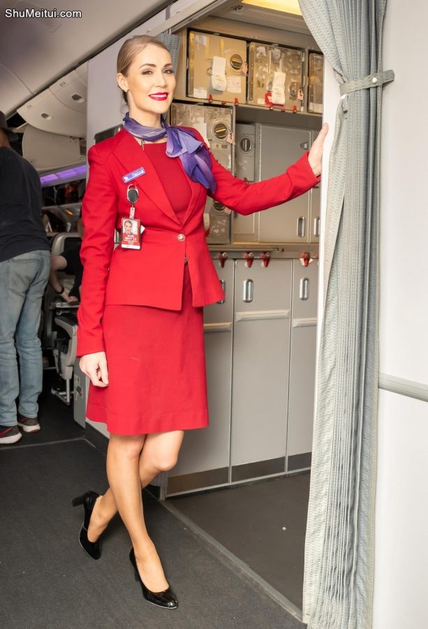 国外甜美熟妇空姐，大红制服好有喜感关键是真漂亮[第3张/共8张]
