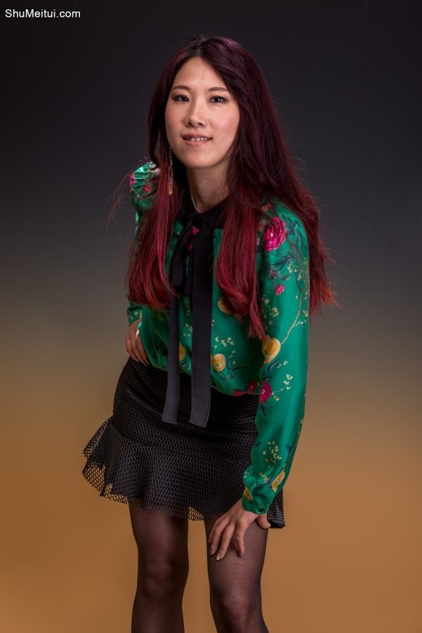 年轻性感熟妇辛迪拍了套写真，离异老板没要钱还跟他表白了[第3张/共12张]