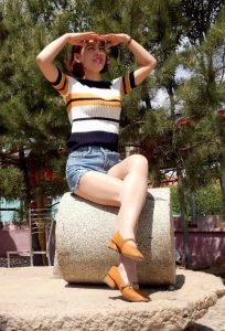 透视牛仔短裤的草帽姐妥妥的西北范不做作