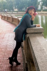 两位成熟美女大姐结伴拍照穿厚丝袜的腿型不错