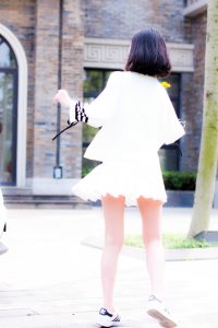 都市美妇短裙裹着大长腿妥妥得都市御姐范真性感