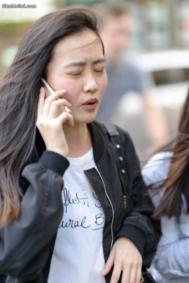 一对闺蜜逛街喽，短裙长腿好惹眼[第3张/共8张]